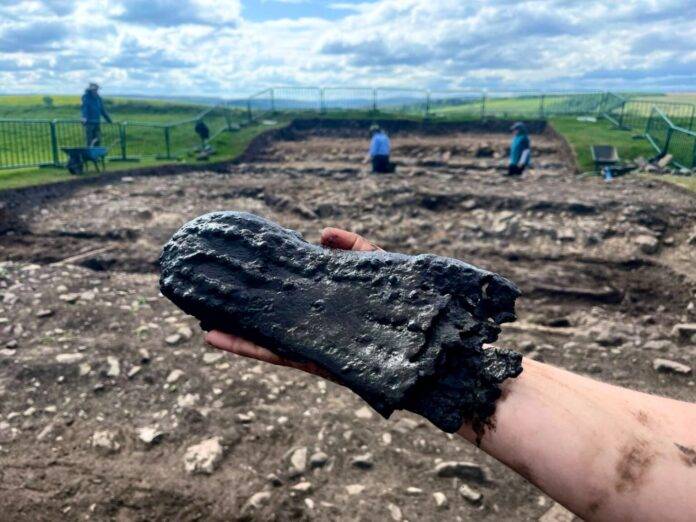 Zapatos romanos gigantes hallados cerca del Muro de Adriano