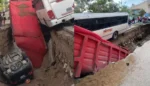 Mega socavón en guadalajara: tráiler, camioneta y camión caen