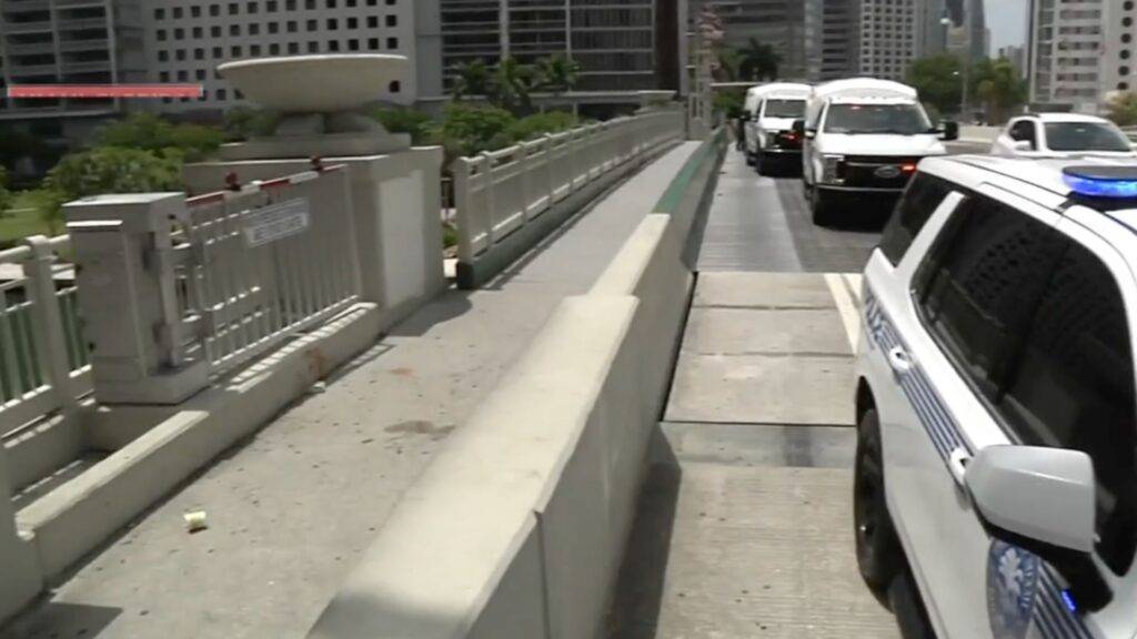 Caída dramática desde puente en miami: mujer lesionada y video viral