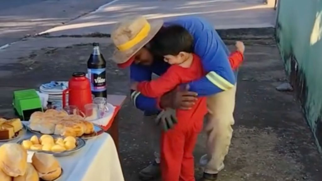 Niño celebra cumpleaños con recolectores de basura en Brasil