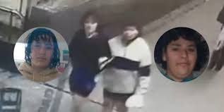 Autoridades argentinas buscan con urgencia a Chloe Alejandra Danza, de 13, y Ludmila Abigaíl Gaute, de 17. Ambas jóvenes fueron vistas por última vez en Moreno y su paradero es desconocido desde el pasado sábado. Este caso de jóvenes desaparecidas genera creciente preocupación en la comunidad. Último contacto y el inicio de la búsqueda Chloe Alejandra Danza, de 13 años, y Ludmila Abigaíl Gaute, de 17, fueron vistas por última vez en Moreno. Ambas jóvenes salieron de su casa el pasado sábado, ubicada en la localidad de La Reja, con la intención de reunirse con un amigo. La madre de las adolescentes, Gabriela, estaba al tanto de este encuentro y conocía al hombre con quien se verían. La reunión tuvo lugar en una plaza de Paso del Rey. Tras el encuentro, las jóvenes avisaron a su madre que ya se dirigían de regreso a casa. Este fue el último contacto directo. Posteriormente, entre las seis y las siete de la tarde, la madre recibió un mensaje desde el teléfono del hombre que las acompañaba. En este mensaje, las jóvenes explicaron que se habían quedado sin batería en sus celulares y que estaban volviendo a casa. Desde ese momento, no hubo más respuestas. Esa misma noche, al notar que no llegaban a casa, la familia comenzó a buscarlas. Al día siguiente, realizaron la denuncia formal ante las autoridades. A partir de ese momento, se inició una investigación que actualmente está a cargo de la fiscal Luisa Pontecorvo y del auxiliar fiscal Pablo Córdoba. Dudas sobre el acompañante y el papel de las cámaras La madre de las adolescentes ha pedido públicamente que se investigue al hombre que las acompañó. Ella expresó dudas sobre su comportamiento, señalando que tardó mucho tiempo en presentarse a declarar. Su justificación fue que se encontraba lejos y no podía ir. Te puede interesar: Hallan muerta a Yuridia Yatana en San Juan Teotihuacán Las autoridades, por el momento, no lo consideran sospechoso. Sin embargo, el hombre declaró ante la policía que las acompañó hasta una parada para que tomaran el colectivo hacia la estación. Las cámaras de seguridad se han convertido en una pieza clave para reconstruir los últimos movimientos de las jóvenes. Contradicciones en los movimientos Gracias a las cámaras de seguridad, se logró ver a las adolescentes caminando solas por la estación de tren de Moreno. Esto confirma su llegada a ese punto. No obstante, no existen imágenes que prueben que estuvieron en la parada de colectivos, lo que contradice la versión del hombre. Ampliación de la búsqueda y alerta Sofía activada A pesar de la falta de imágenes que respalden la versión del acompañante, algunas personas del barrio aseguran haberlas visto bajar de ese colectivo en una zona cercana a donde viven. Debido a estos testimonios, la policía ha ampliado la búsqueda a distintas áreas del partido de Moreno, contando con el apoyo de perros rastreadores. Te puede interesar: Feminicidio en Paraguay: Adolescente embarazada quemada viva ... Para intensificar el rastreo, se activó la Alerta Sofía. Este es un protocolo nacional diseñado para casos de desapariciones de menores, permitiendo la difusión urgente de sus datos e imágenes en medios de comunicación y redes sociales. La familia de Chloe y Ludmila también está solicitando la ayuda de la comunidad. La tía de una de las adolescentes ha recorrido diversas instituciones, dialogado con autoridades locales y solicitado una mayor presencia policial en el barrio. Aunque han recibido apoyo, la familia aún no tiene noticias concretas sobre el paradero de las chicas. Las autoridades continúan recolectando testimonios y rastreando pistas en una búsqueda incansable. Mientras tanto, la familia de Chloe y Ludmila aguarda respuestas con desesperación, esperando que la colaboración ciudadana arroje luz sobre el paradero de las jóvenes desaparecidas. ¿Podrá la comunidad unida y la persistencia investigativa traer de vuelta a casa a Chloe y Ludmila?