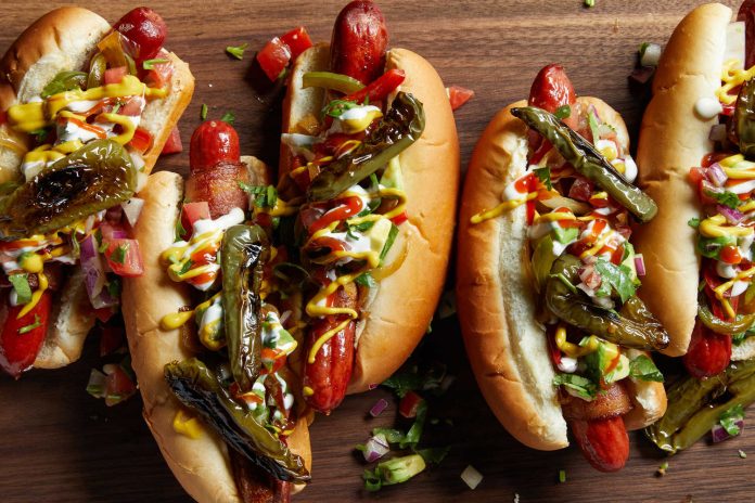 TikTokers europeas desatan furia por insólita receta de hot dogs mexicanos TikTokers europeas desatan furia por insólita receta de hot dogs mexicanos