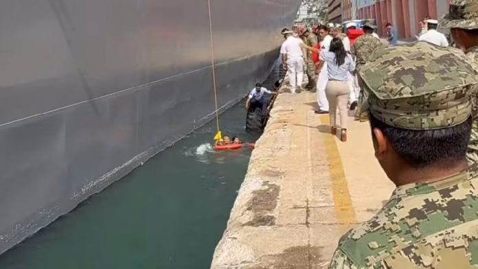 Bailarina cae al mar durante despedida de buques japoneses en Acapulco