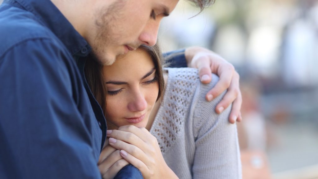 ¿Qué NO decir a alguien en duelo? Consejos de psicólogos para el acompañamiento