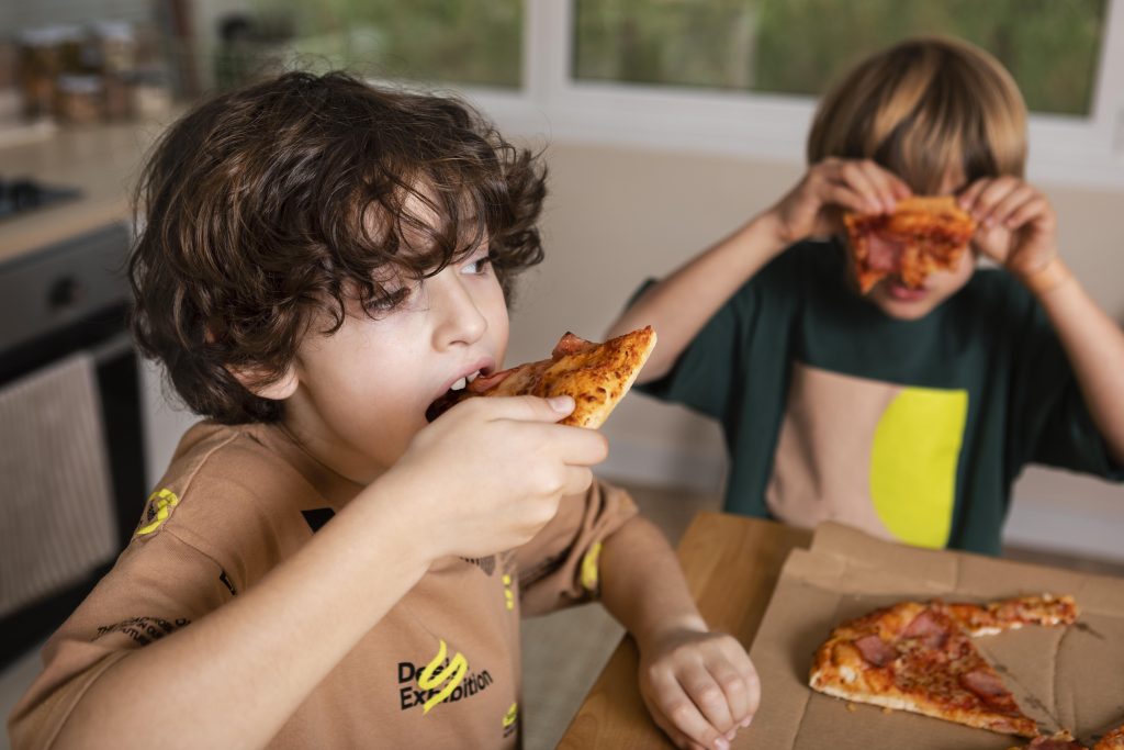 ¿Qué tan saludable es darle pizza a los niños?