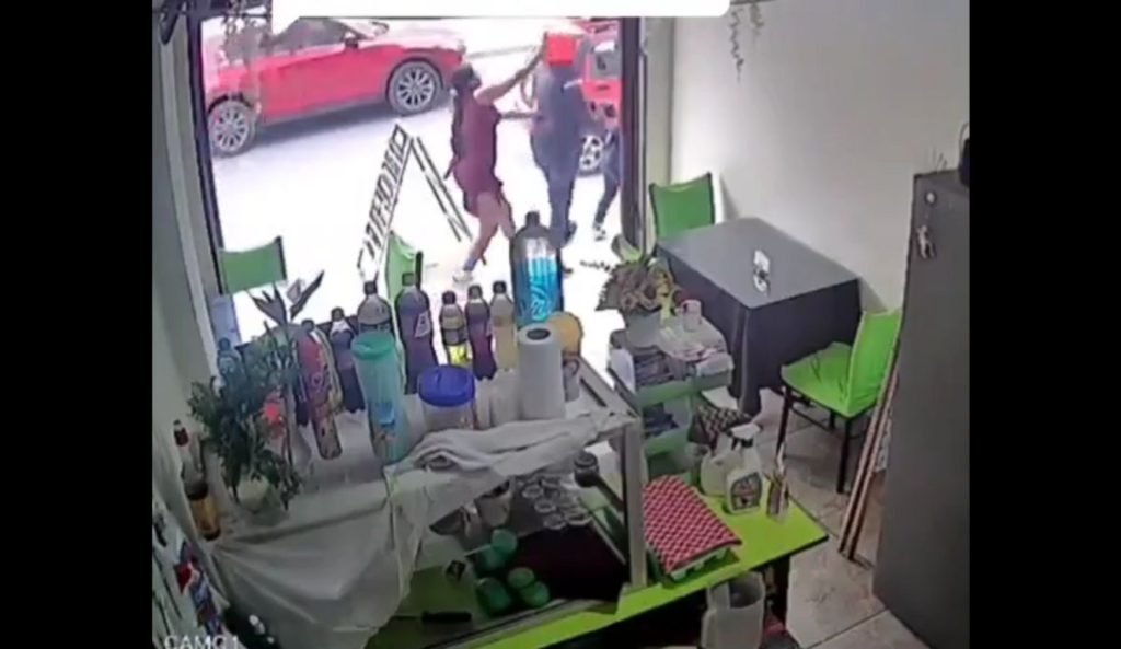 Justicia viral en TikTok: Mujer defiende a su perrita de agresión con cubetazo