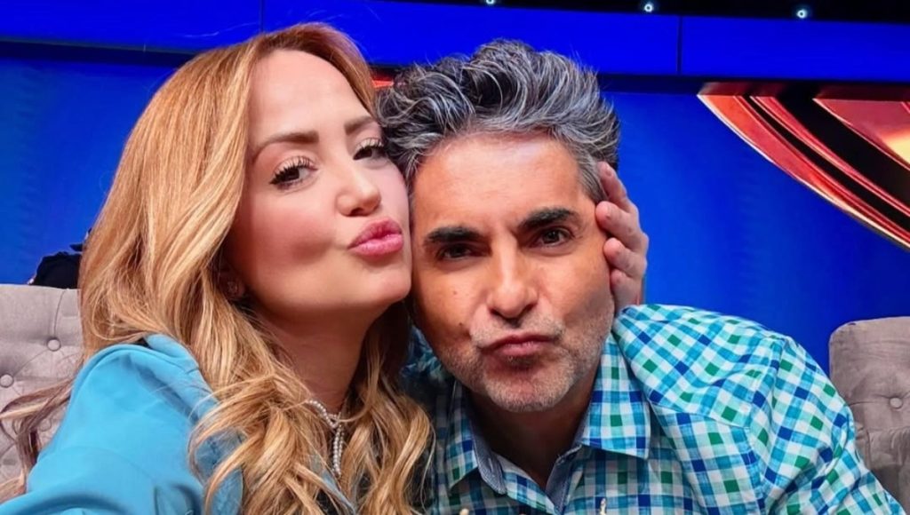 Andrea Legarreta, viral: Su incómoda reacción por un beso de Raúl Araiza en "Hoy"