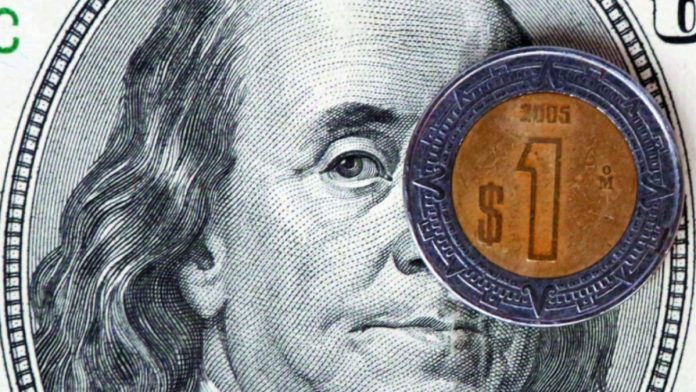 El peso mexicano cede terreno ante el dólar: Análisis de mercado