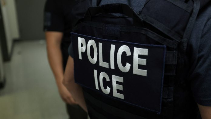 Agentes de ICE detienen a residente legal tras viaje familiar por una falta menor de hace 20 años