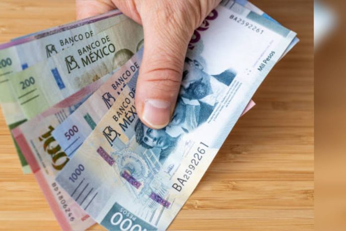 El peso mexicano se deprecia: Análisis y cotizaciones en bancos