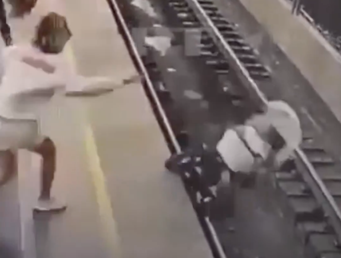 Bebé se salva de ser arrollado por un tren en San Petersburgo Bebé se salva de ser arrollado por un tren en San Petersburgo