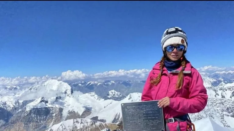 Desesperado llamado: Montañista rusa sigue viva en el pico de la victoria