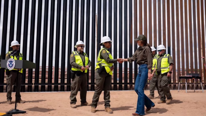 El muro fronterizo de EE.UU. con México se tiñe de negro en medio de controversias El muro fronterizo de EE.UU. con México se tiñe de negro en medio de controversias