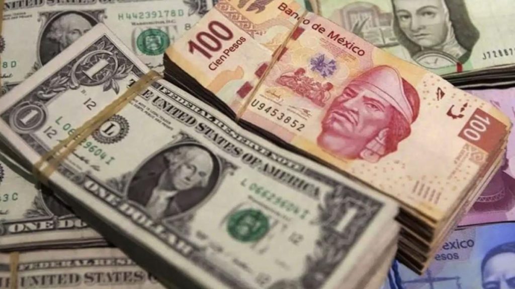 El peso mexicano cierra julio con pérdidas y el dólar inicia agosto al alza