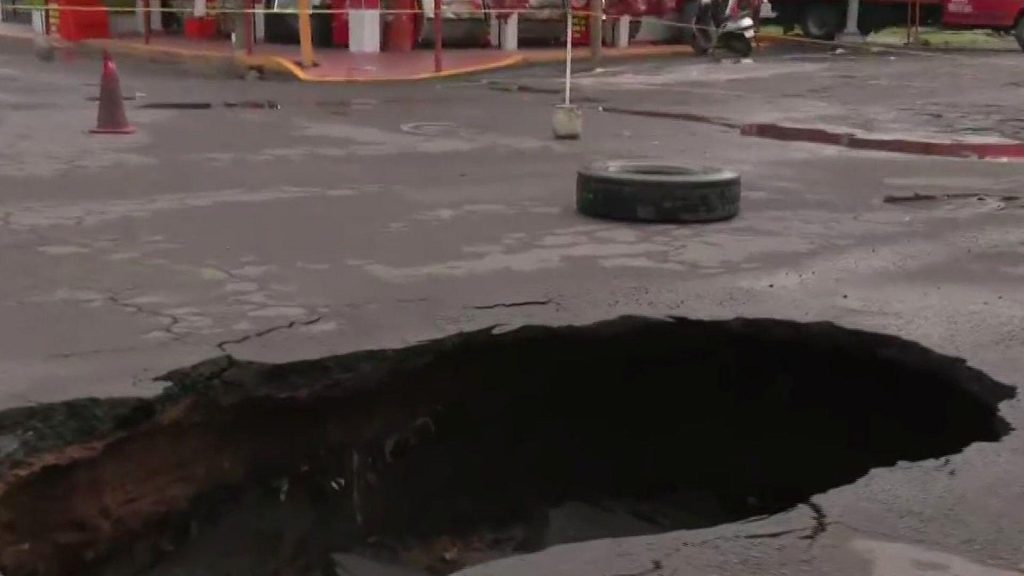 Enorme socavón de 30 metros cierra la carretera Quiroga-Tepalcatepec