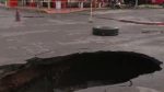 Enorme socavón de 30 metros cierra la carretera Quiroga-Tepalcatepec
