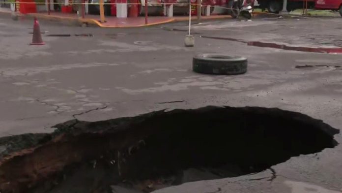 Enorme socavón de 30 metros cierra la carretera Quiroga-Tepalcatepec Enorme socavón de 30 metros cierra la carretera Quiroga-Tepalcatepec