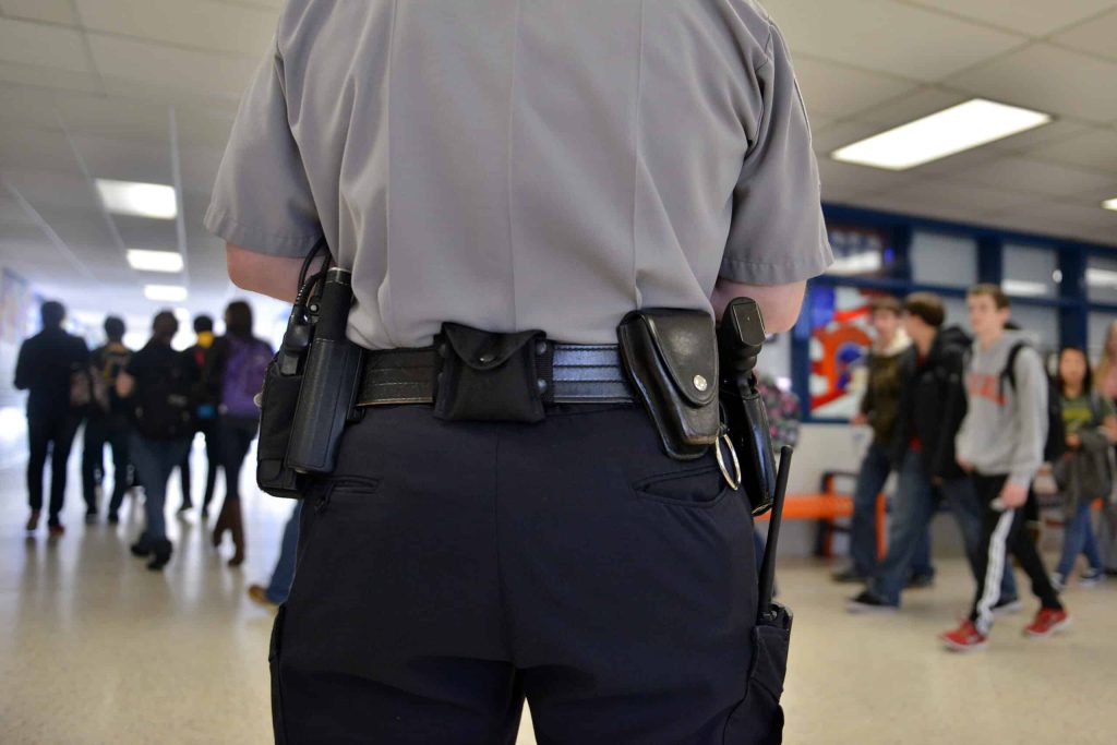 Estudiante es 'suplexeado' por un policía tras confrontar a un profesor en California