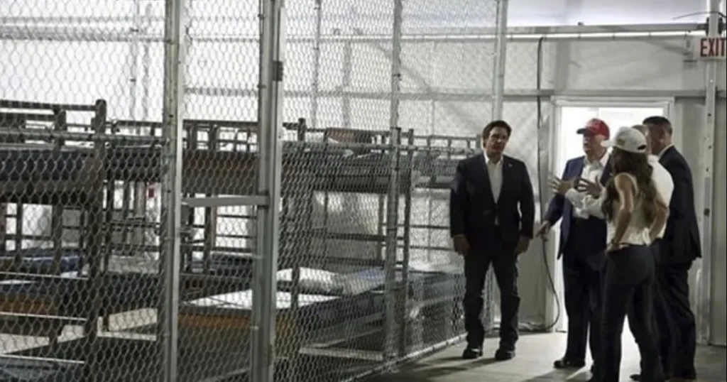 Gobernador de Chiapas verifica condiciones de mexicanos en "Alcatraz de los Caimanes"