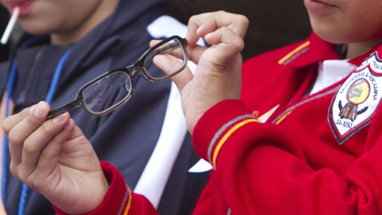 Gobierno de México entrega lentes gratuitos a estudiantes