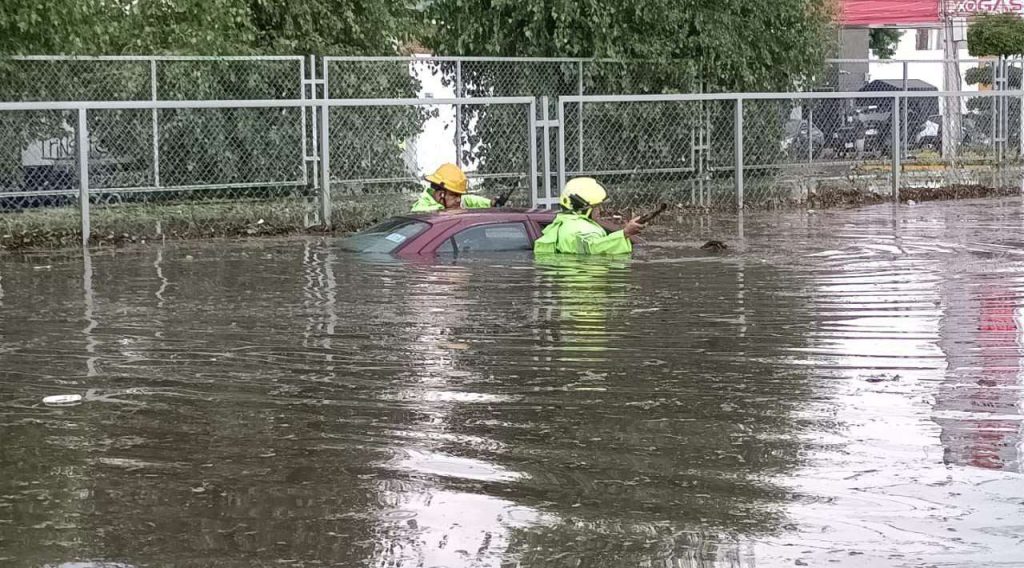Guadalajara en caos: Lluvias intensas causan estragos y chapuzones virales