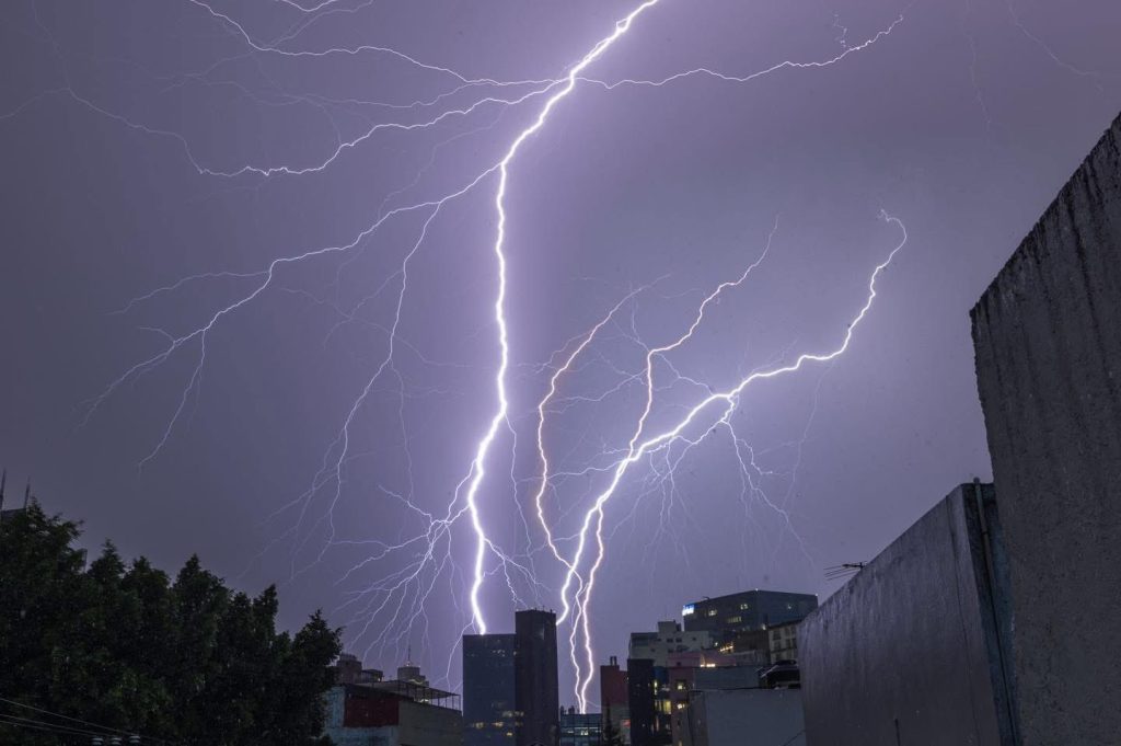 La intensa tormenta eléctrica azota la Ciudad de México y deja impresionantes imágenes