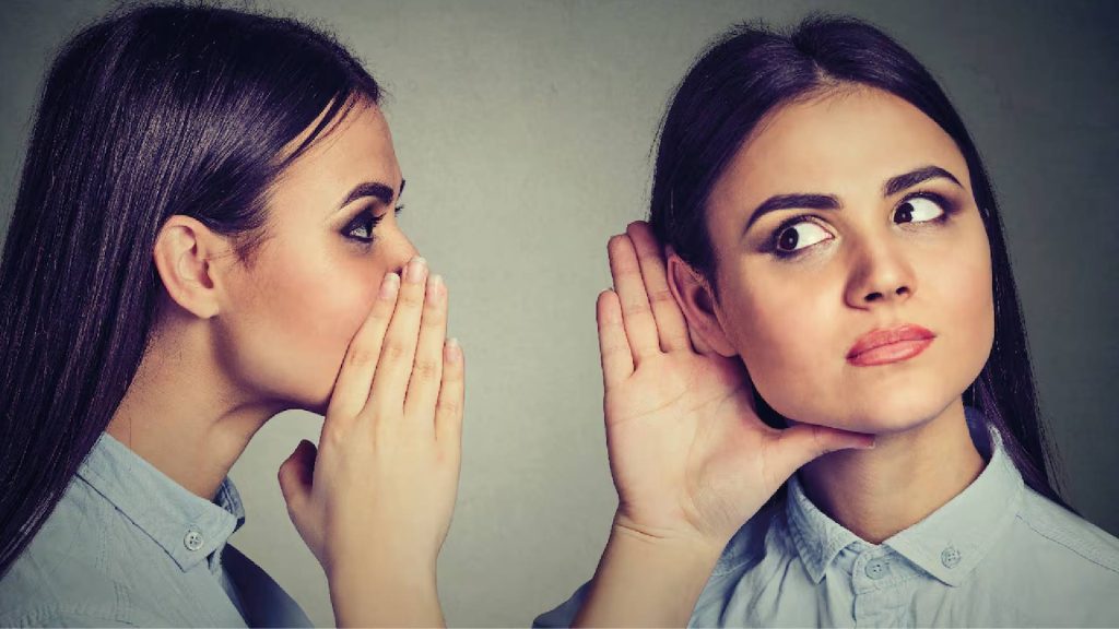 Hablar solo en voz alta: Más que un hábito, una herramienta mental