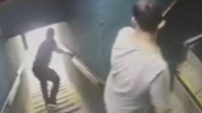 Hombre fallece tras caer de escaleras en bar de Monterrey