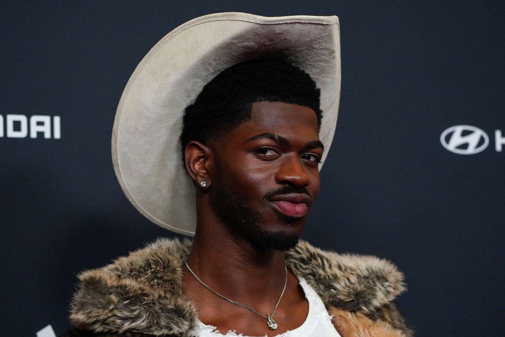 Hospitalizan a Lil Nas X: errático comportamiento y agresión a la policía en Los Ángeles