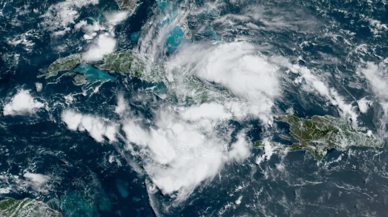 Huracán Erin: Alertas por olas mortales y vigilancia de nuevas depresiones tropicales