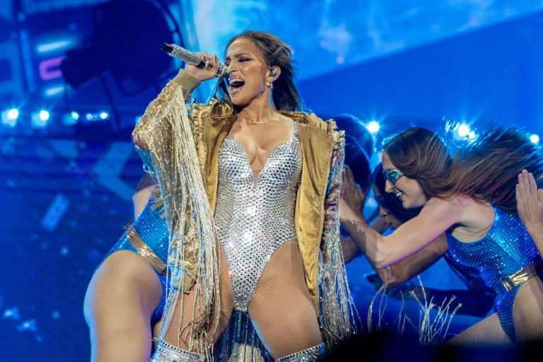 Jennifer López enfrentó un invitado inesperado en su concierto en Kazajistán