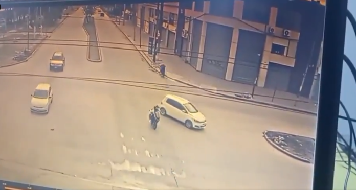 Ladrones mueren en persecución policíaca tras impactar contra poste en Argentina