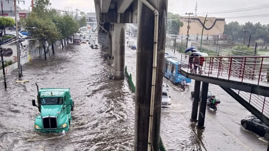 Lluvias intensas causan caos y activan alertas en la Ciudad de México