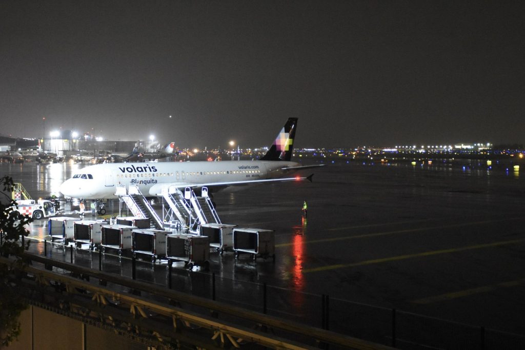 Lluvias paralizan operaciones en el AICM por tres horas