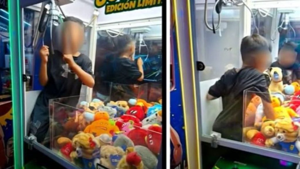 Menor queda atrapado en máquina de peluches en Nuevo León tras buscar su premio