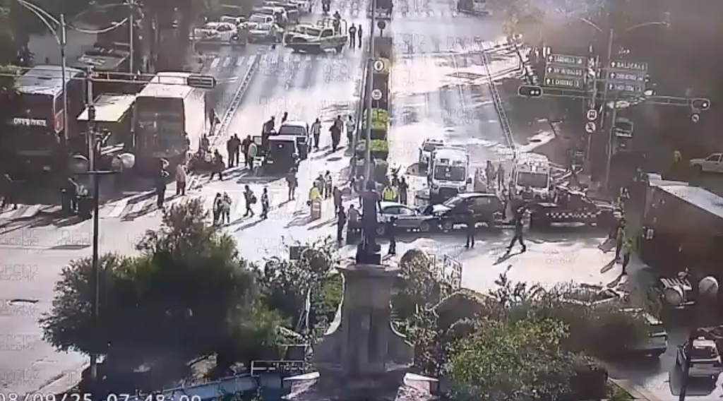 Mujer ebria provoca choque múltiple y atropellamiento en Paseo de la Reforma