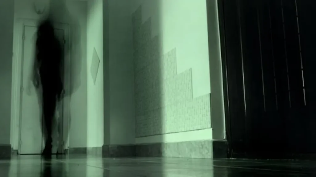 Mujer es perseguida por un ente paranormal que corre de espaldas