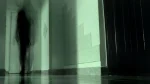 Mujer es perseguida por un ente paranormal que corre de espaldas