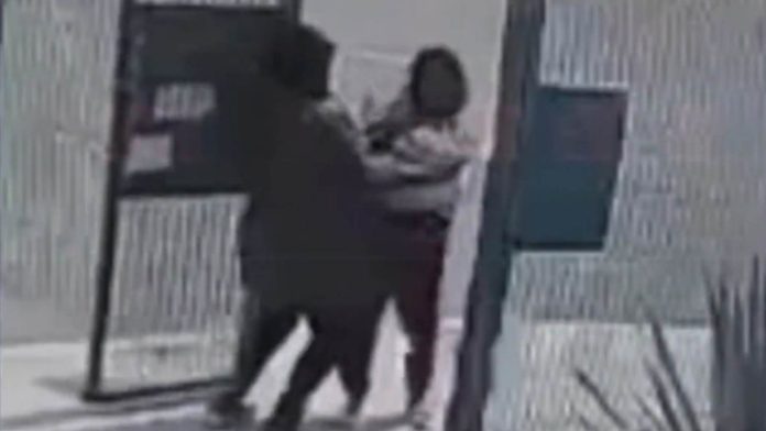 Mujer intenta arrebatar bebé a madre en Durango; se viraliza video Mujer intenta arrebatar bebé a madre en Durango; se viraliza video