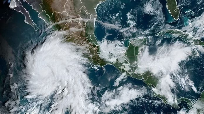 Tormenta tropical Erin se intensifica, pero no amenaza a México