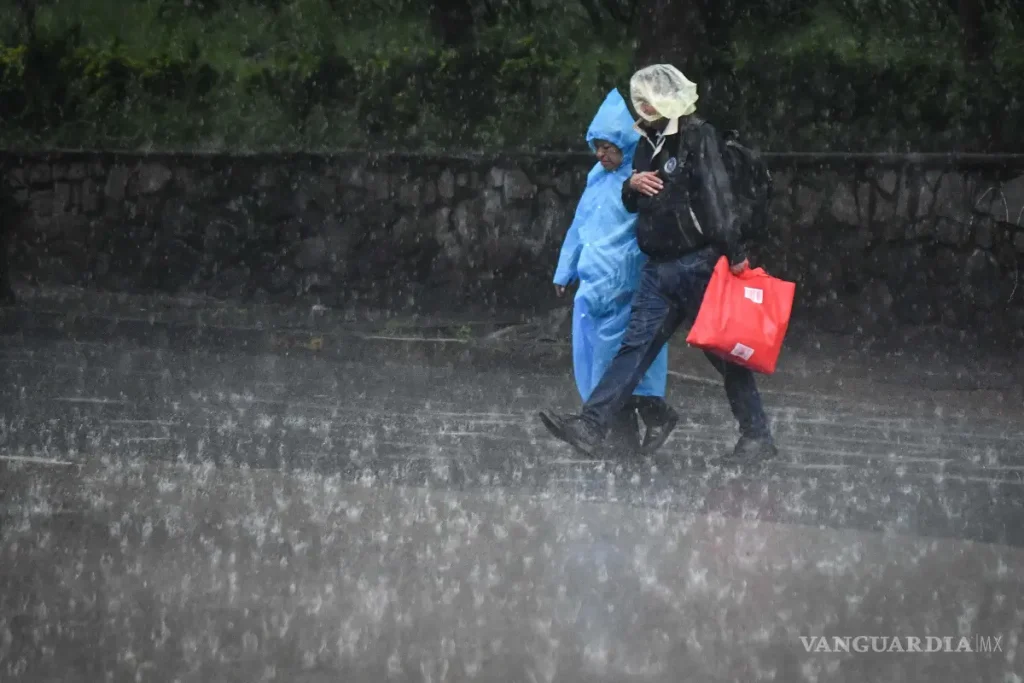 Onda de calor persiste en México con lluvias por monzón y onda tropical