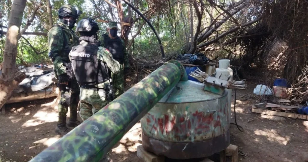 Operativos federales en Sinaloa: golpe millonario a narcolaboratorio y detenciones masivas