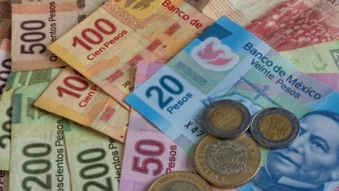 Peso mexicano cede terreno ante el dólar y anticipa recortes de La Fed
