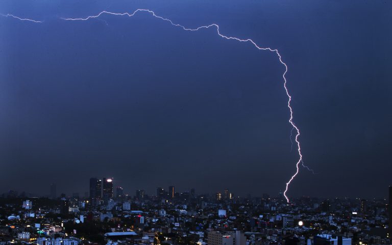 Potente rayo sacude ciudad de México y desata confusión sísmica