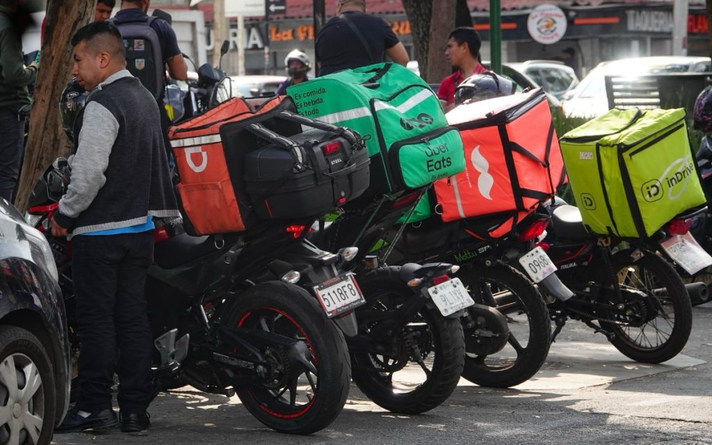 Trabajadores por aplicación celebran afiliación al IMSS y exigen eliminar "trabas"