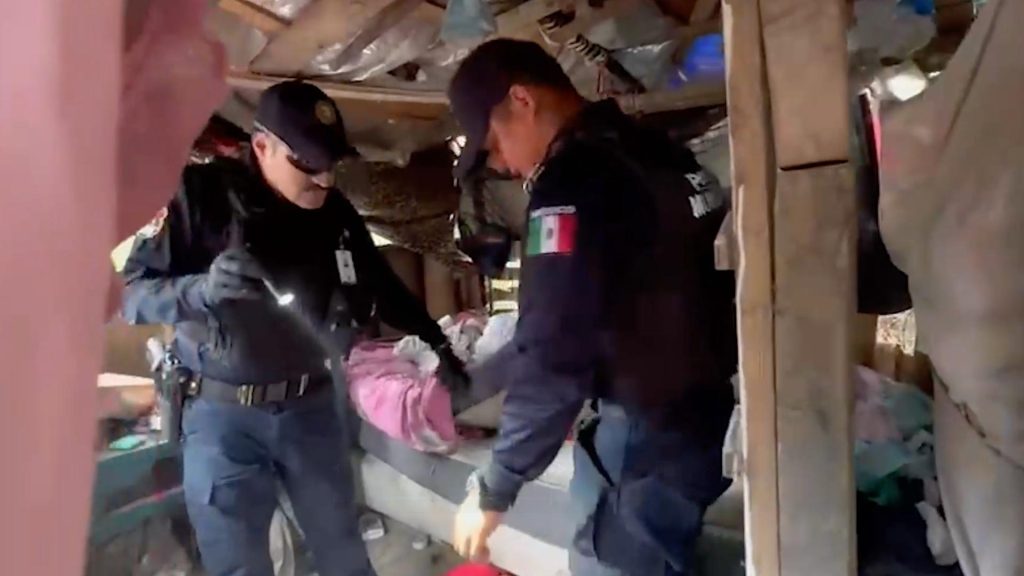 Valientes policías de Escobedo salvan a bebé de incendio y reciben homenaje