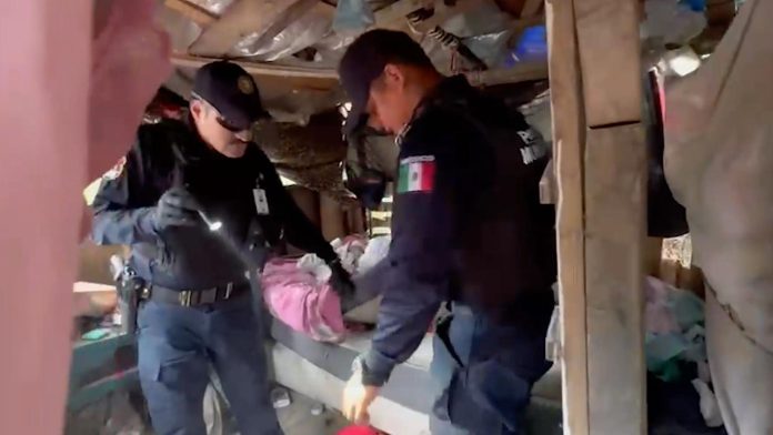 Valientes policías de Escobedo salvan a bebé de incendio y reciben homenaje