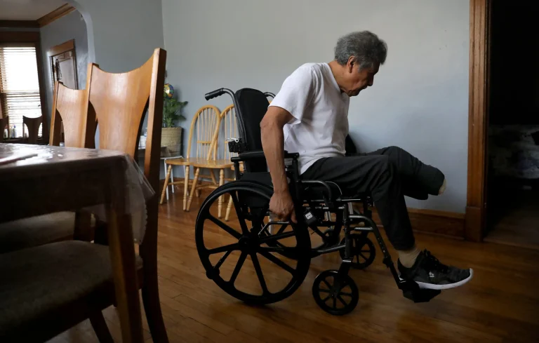 Vecinos actúan ante inacción judicial: Recuperan vivienda de ancianos 'Okupada' en Argentina