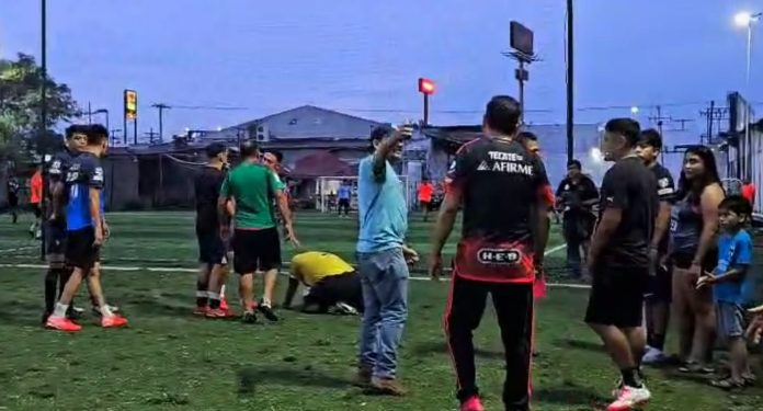 Violencia en cancha de Guadalupe- Árbitro agredido por futbolistas en riña viral Violencia en cancha de Guadalupe: Árbitro agredido por futbolistas en riña viral