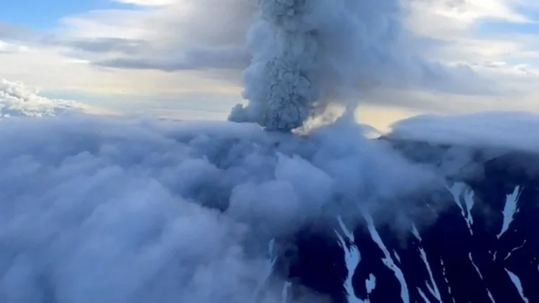 Volcán Kracheninnikov: Irupción histórica tras un megaterremoto